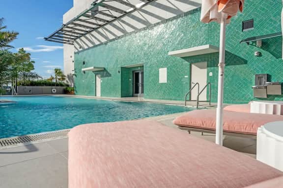 Miami Worldcenter condo/ Hotel Amenities/ sleeps 4