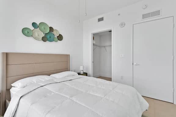 Modern 1BR | Downtown | Co-Work, Pool, Gym