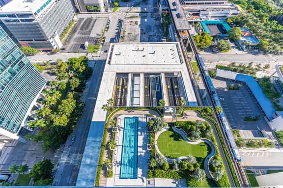 Modern Downtown Condo| 1BR |Co-Working |Pool | Gym