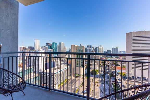 Modern Downtown Condo| 1BR |Co-Working |Pool | Gym