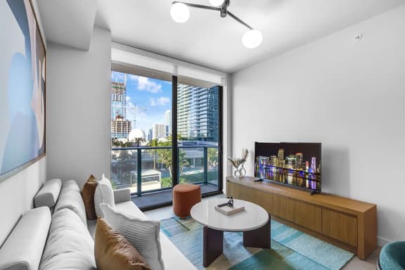 Miami Worldcenter condo/ Hotel Amenities/ sleeps 4